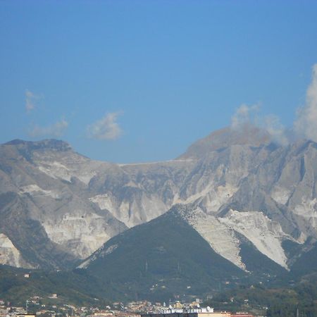 Hotel Tenda Rossa Marina Di Carrara Buitenkant foto