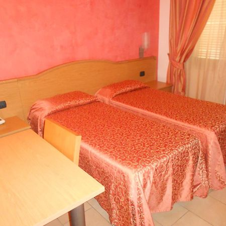 Hotel Tenda Rossa Marina Di Carrara Buitenkant foto