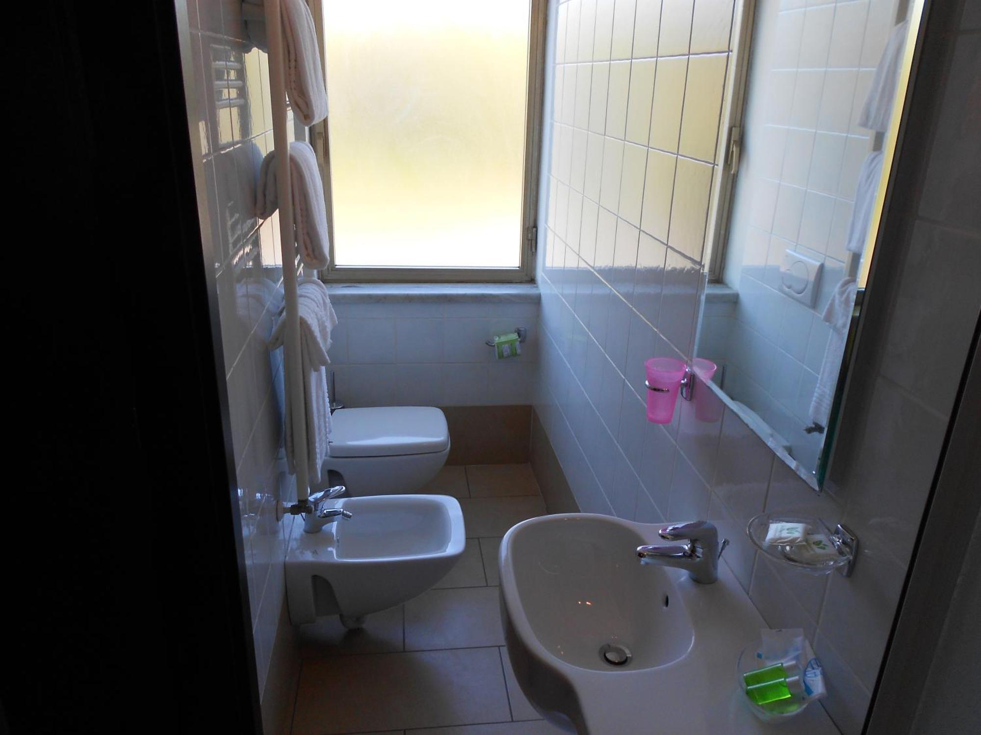 Hotel Tenda Rossa Marina Di Carrara Buitenkant foto