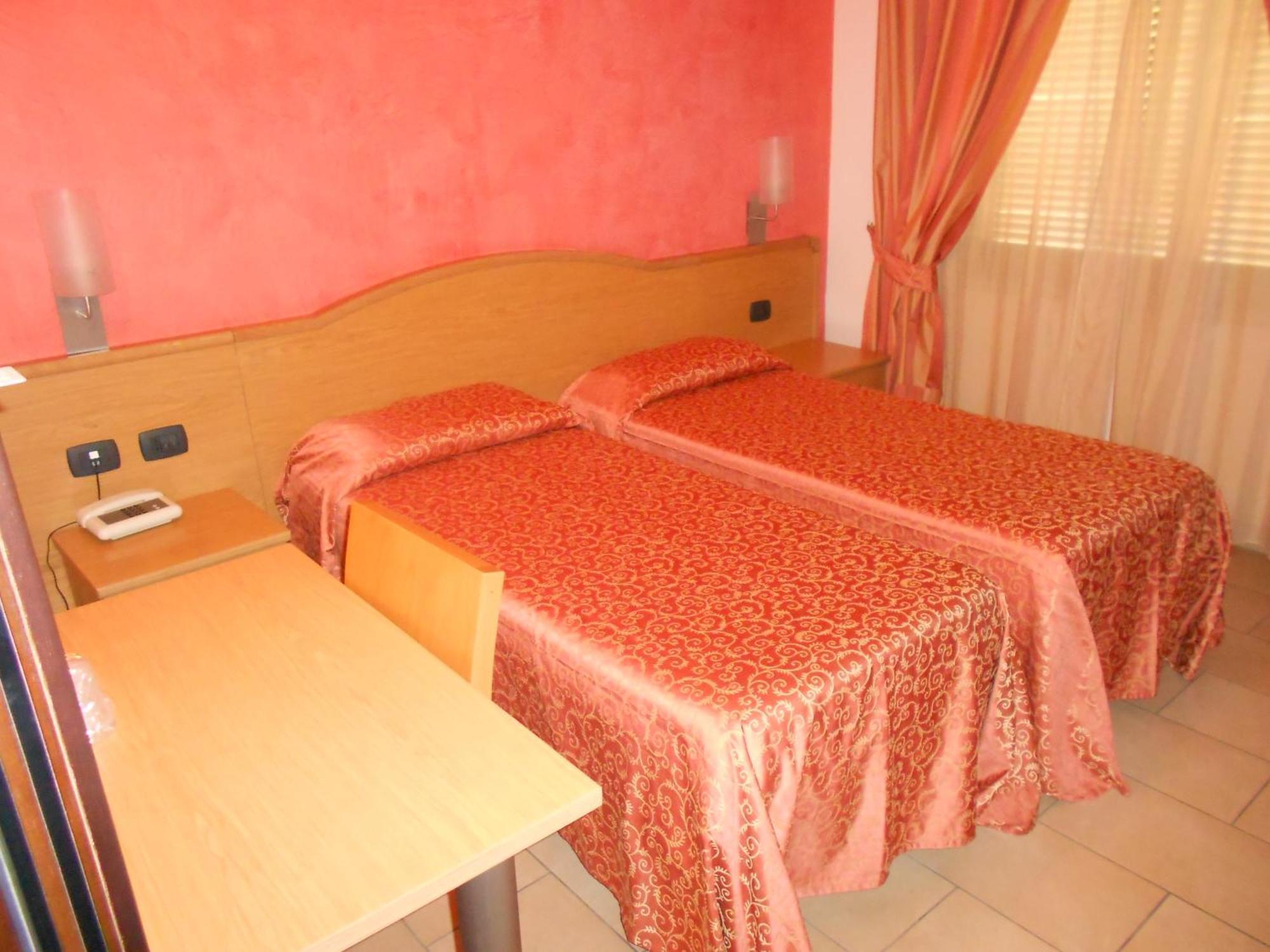 Hotel Tenda Rossa Marina Di Carrara Buitenkant foto