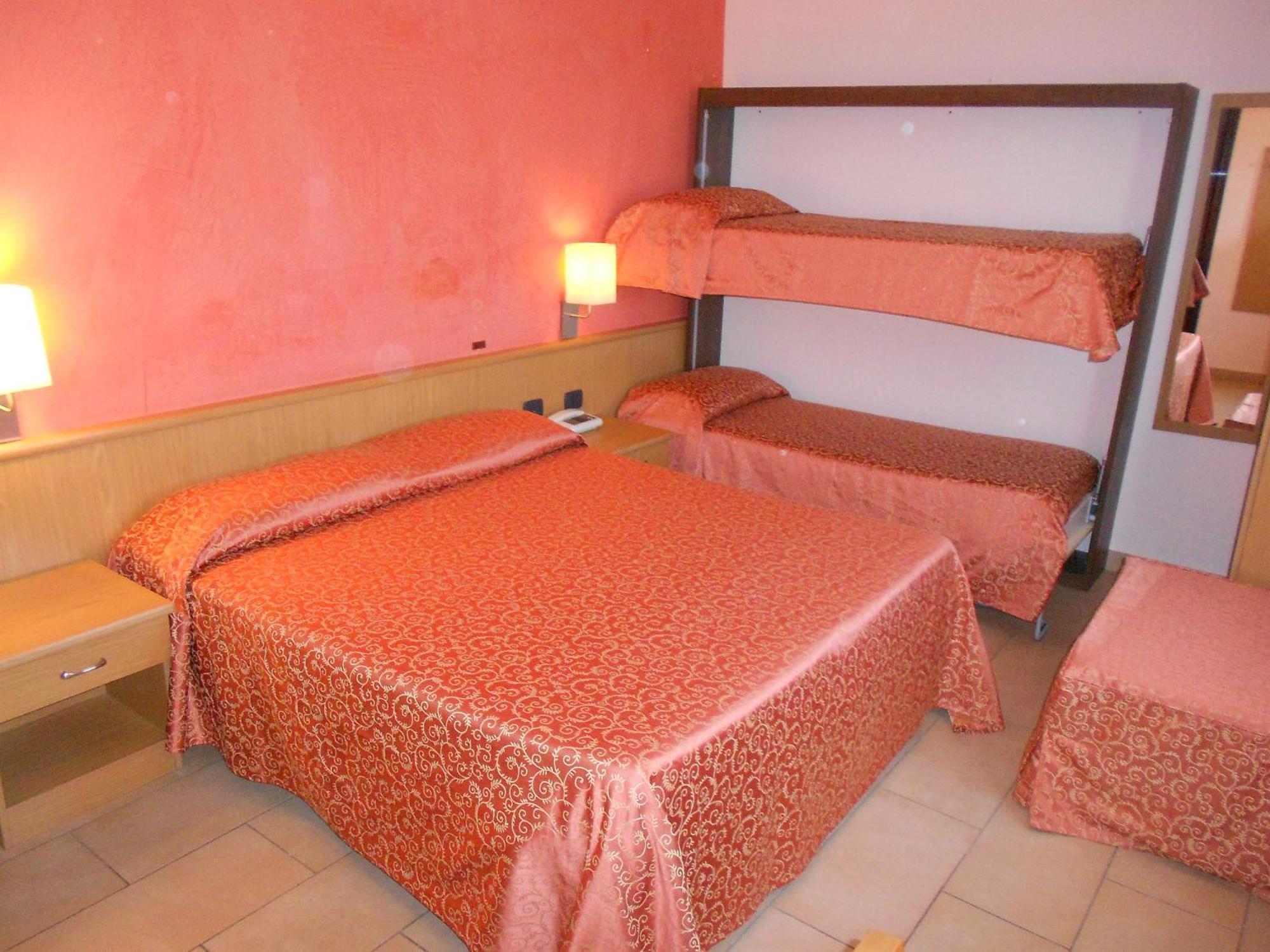 Hotel Tenda Rossa Marina Di Carrara Buitenkant foto