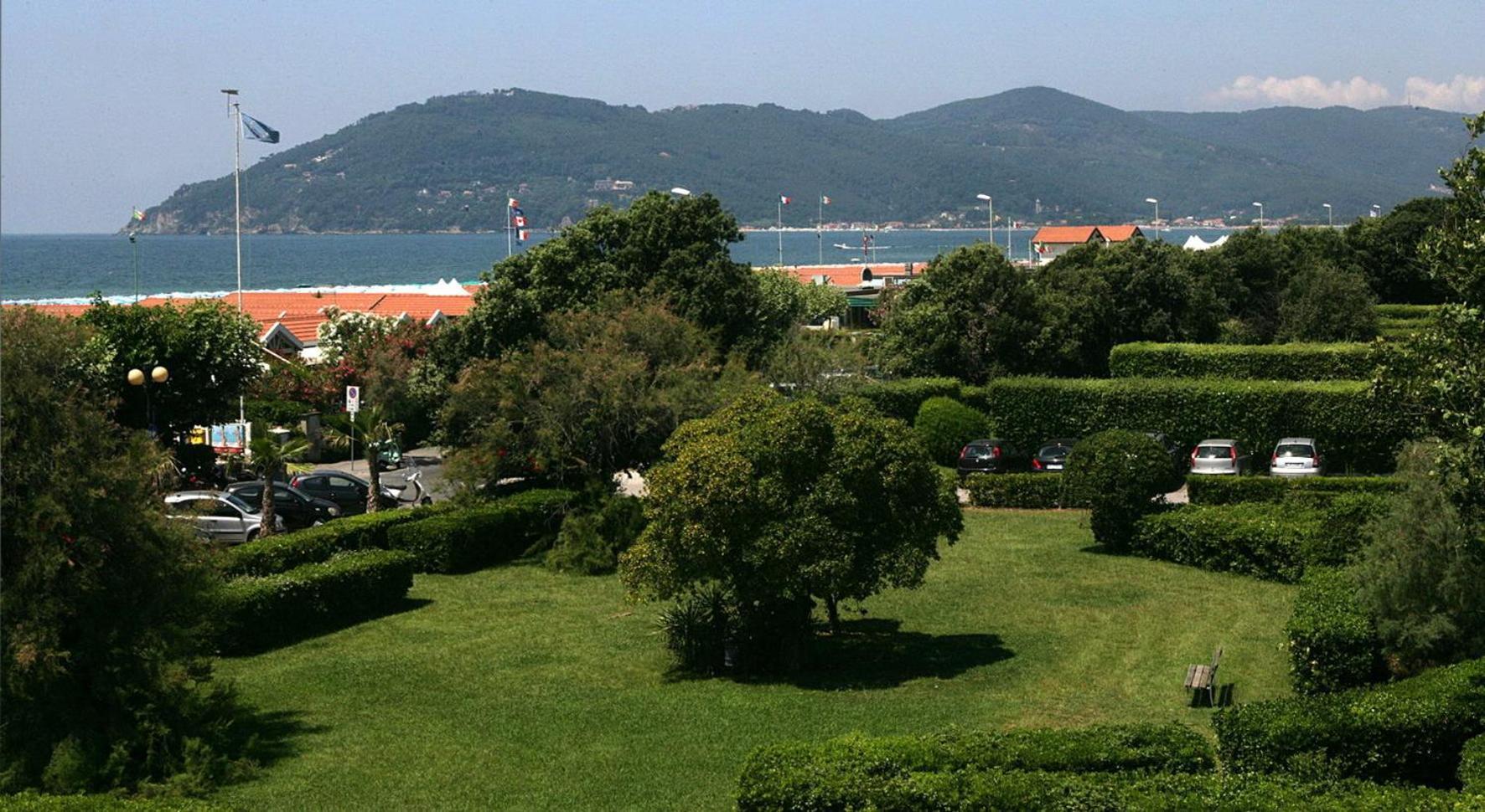 Hotel Tenda Rossa Marina Di Carrara Buitenkant foto