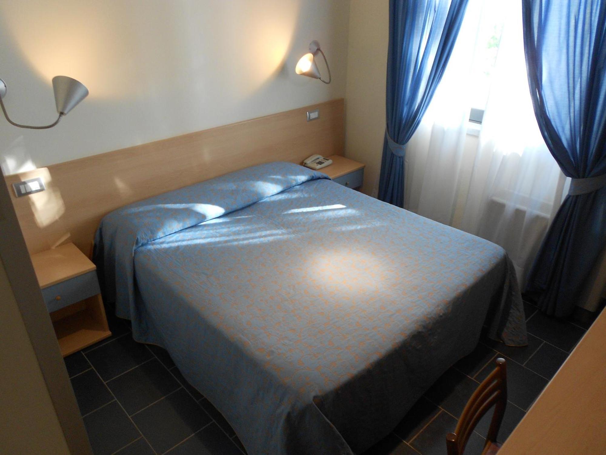 Hotel Tenda Rossa Marina Di Carrara Buitenkant foto