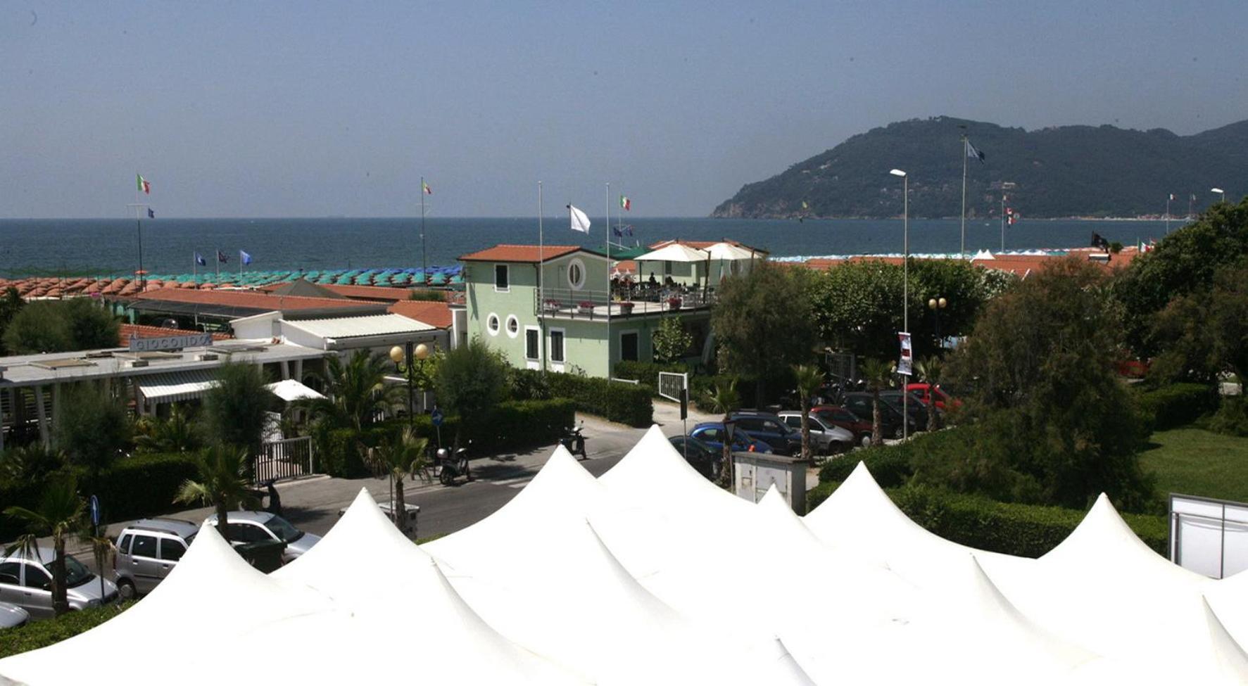 Hotel Tenda Rossa Marina Di Carrara Buitenkant foto