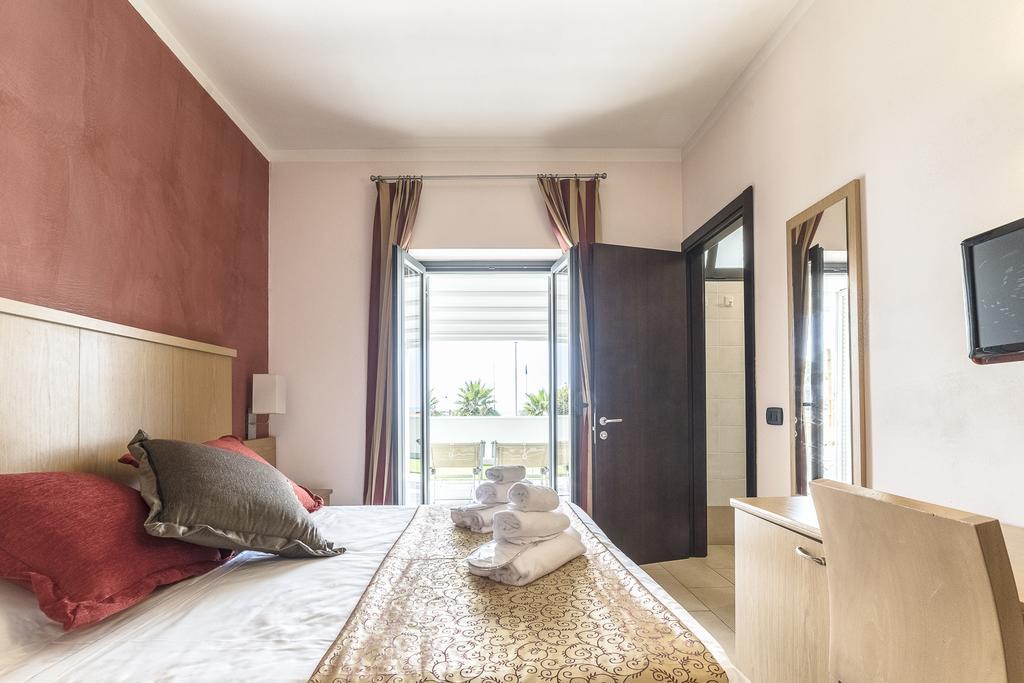 Hotel Tenda Rossa Marina Di Carrara Buitenkant foto