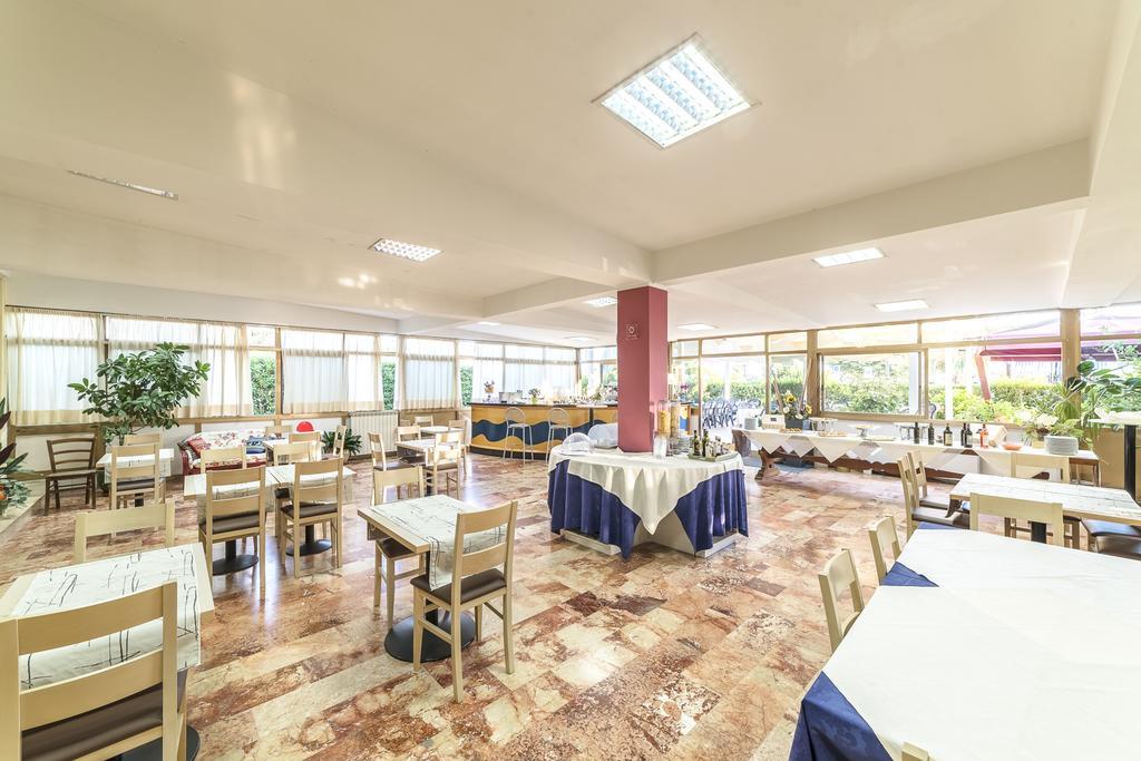 Hotel Tenda Rossa Marina Di Carrara Buitenkant foto