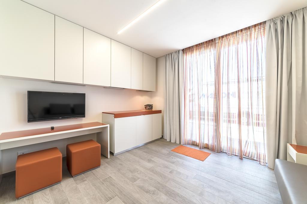 Hotel Tenda Rossa Marina Di Carrara Buitenkant foto